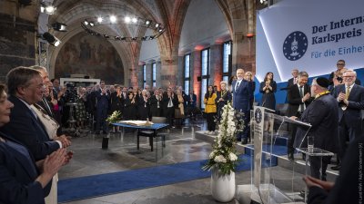 Ministerpräsident Hendrik Wüst gratuliert Pinchas Goldschmidt, Preisträger des Internationalen Karlspreis zu Aachen 2024